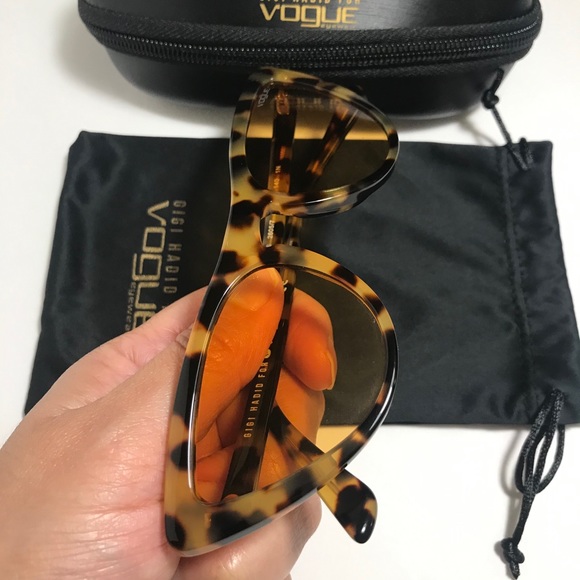 VOGUE - Sunglasses 😎 - Picture 5 of 9